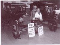 Gédéon et Eva Chalifour avec leur première voiture