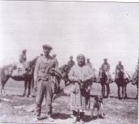 Joe Fournier avec un groupe d'Indiens 