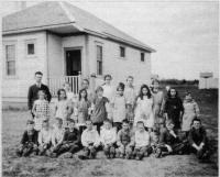 M. Louis Charbonneau et ses élèves