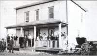 Photo prise vers 1920 devant la nouvelle maison d'Hector Gaudet